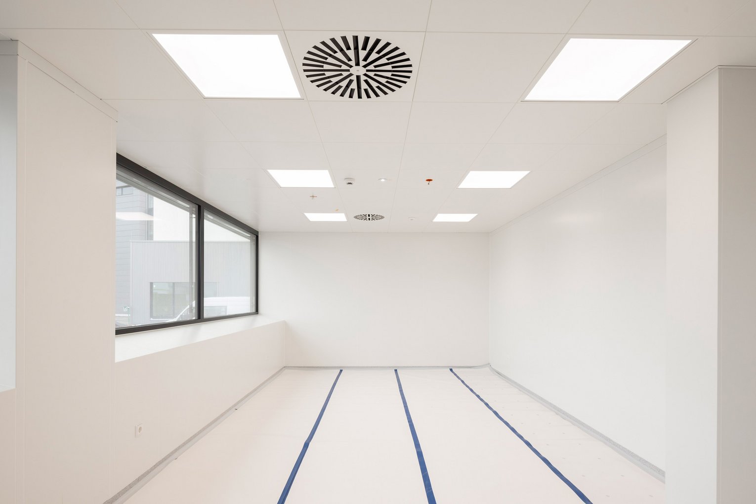 Reinraum mit heller Decke und glatten weißen Wandflächen – Beispiel für präzisen Ausbau.