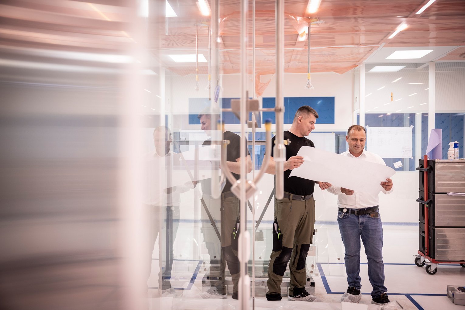 Zwei Monteure der Wucher GmbH bei der Arbeit im Innenausbau – dynamische Szene.