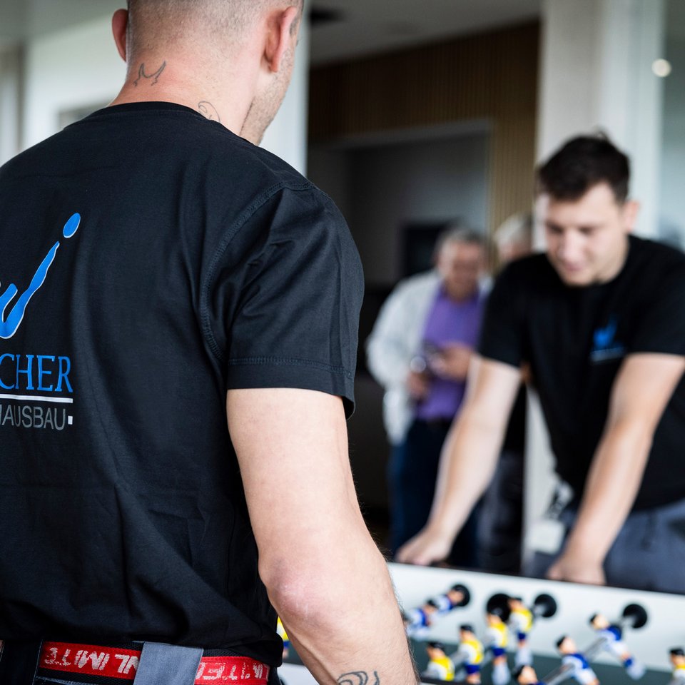Mitarbeiter der Wucher GmbH bei der Arbeit an einer Werkbank – technische Vorbereitung.